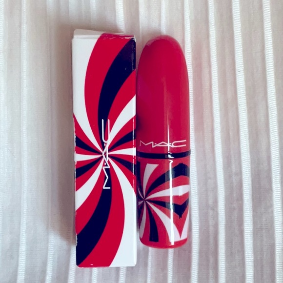 🔥24HR FLASH SALE💥LIMITED EDITION MAC Hypnotizing Holiday Lipstick - Picture 1 of 3